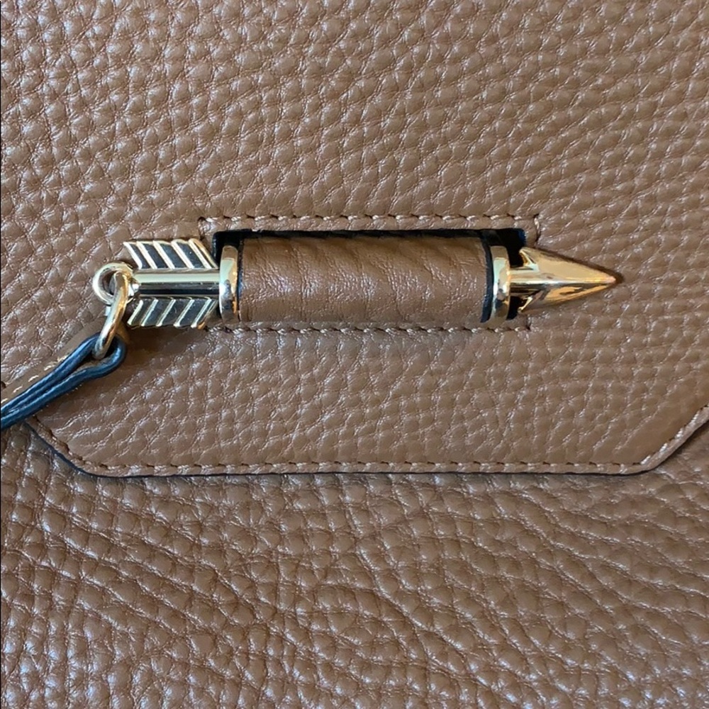 Mackage handbag with arrow closure - Picture 6 of 7
